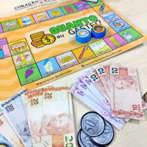 Jogo educativo 'Quanto Eu Gastei?' com tabuleiro, cédulas simuladas e atividades para ensinar cálculo mental, adição e subtração de forma interativa.