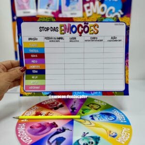 Imagem ilustrativa do material Stop das Emoções, com roleta, banner e folhas para desenvolvimento da inteligência emocional infantil.