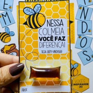 Painel Colmeia decorativo e educativo para salas de aula, com frases motivacionais, pôster central e bandeirolas temáticas, promovendo cooperação e união.