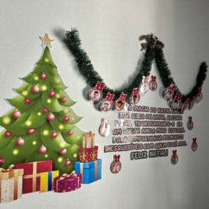 Natal, Painel de Natal, Decoração Natalina, Personalizável, Personalização no Canva, Decoração Infantil, Natal em Família, Criatividade no Natal, Memórias de Natal, Decoração para Festas, Natal Criativo, Atividades para Crianças, Decoração Personalizada, Magia do Natal, Artesanato Natalino