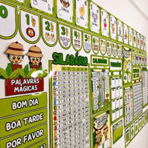 Organize sua sala de aula com o Kit Safari! Inclui alfabetos, numerais, cartazes e painéis. Ideal para criar um ambiente divertido e acolhedor! 🐾🌿